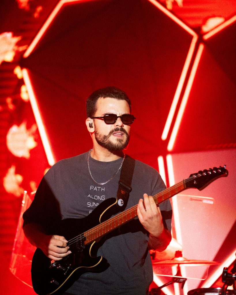 Guitarrista de Nuno Ribeiro na Expobairrada, Oliveira do Bairro, Aveiro, em 2025. Fotografia de A Patricia das Fotos, XPECTRUM.