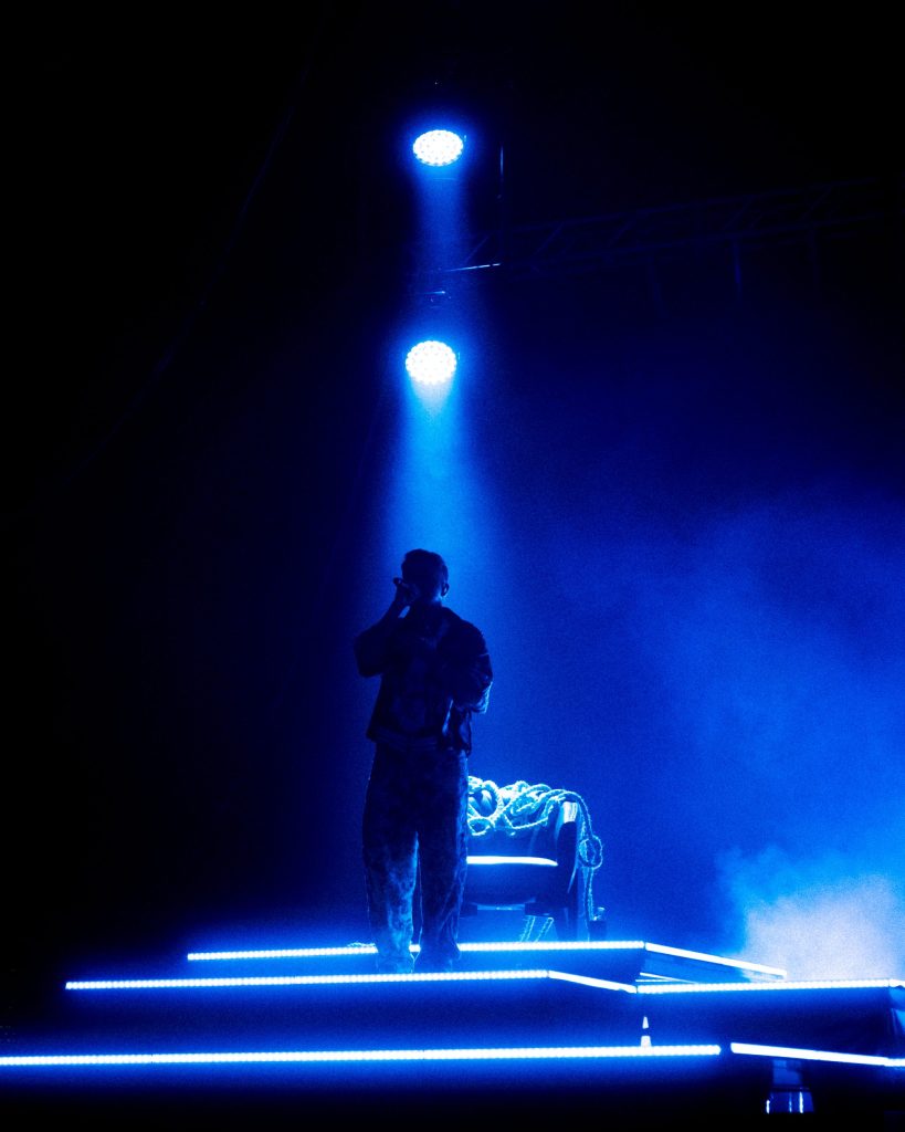 Nuno Ribeiro a cantar na Expobairrada, Oliveira do Bairro, Aveiro, em 2025. Fotografia de A Patricia das Fotos, XPECTRUM.