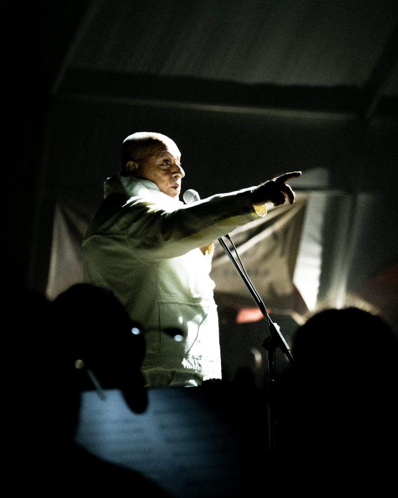 Paulo de Carvalho ao vivo c/ Banda Filarmónica do Troviscal na Expobairrada, Oliveira do Bairro, Aveiro, em 2025. Fotografia de concertos por A Patricia das Fotos, XPECTRUM.
