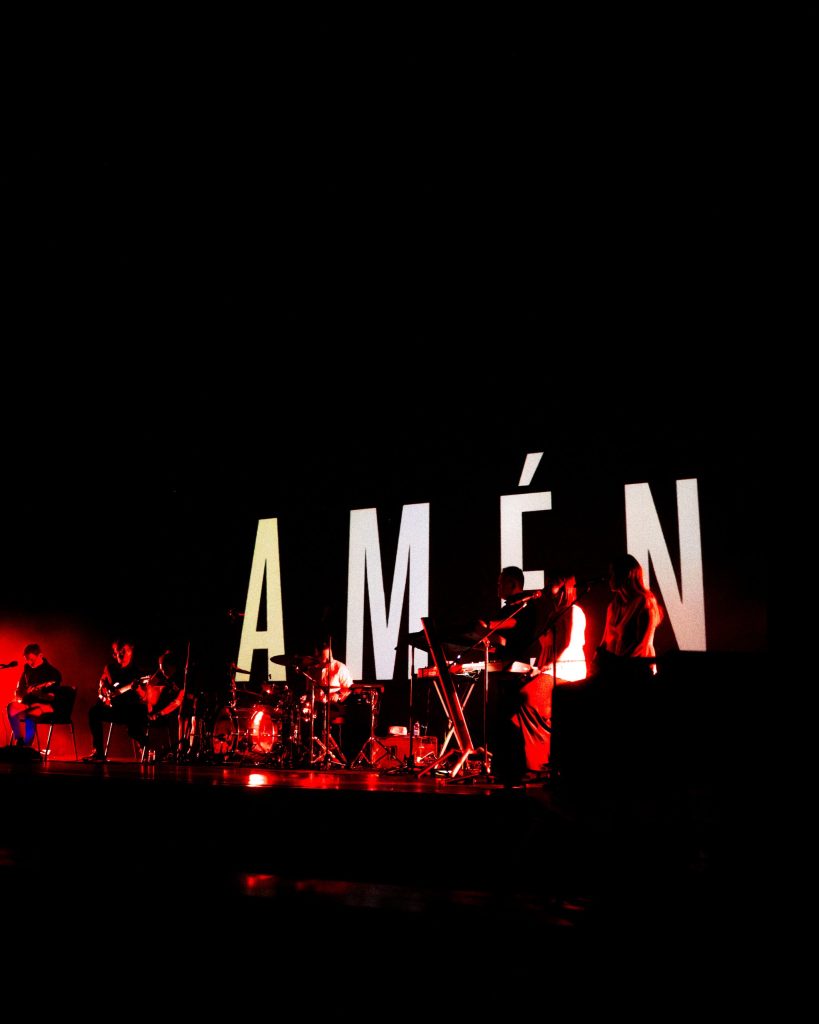 Momento do concerto de Pedro Abrunhosa no Quartel das Artes, Oliveira do Bairro, Aveiro, em 2025. Fotografia de A Patricia das Fotos, XPECTRUM.