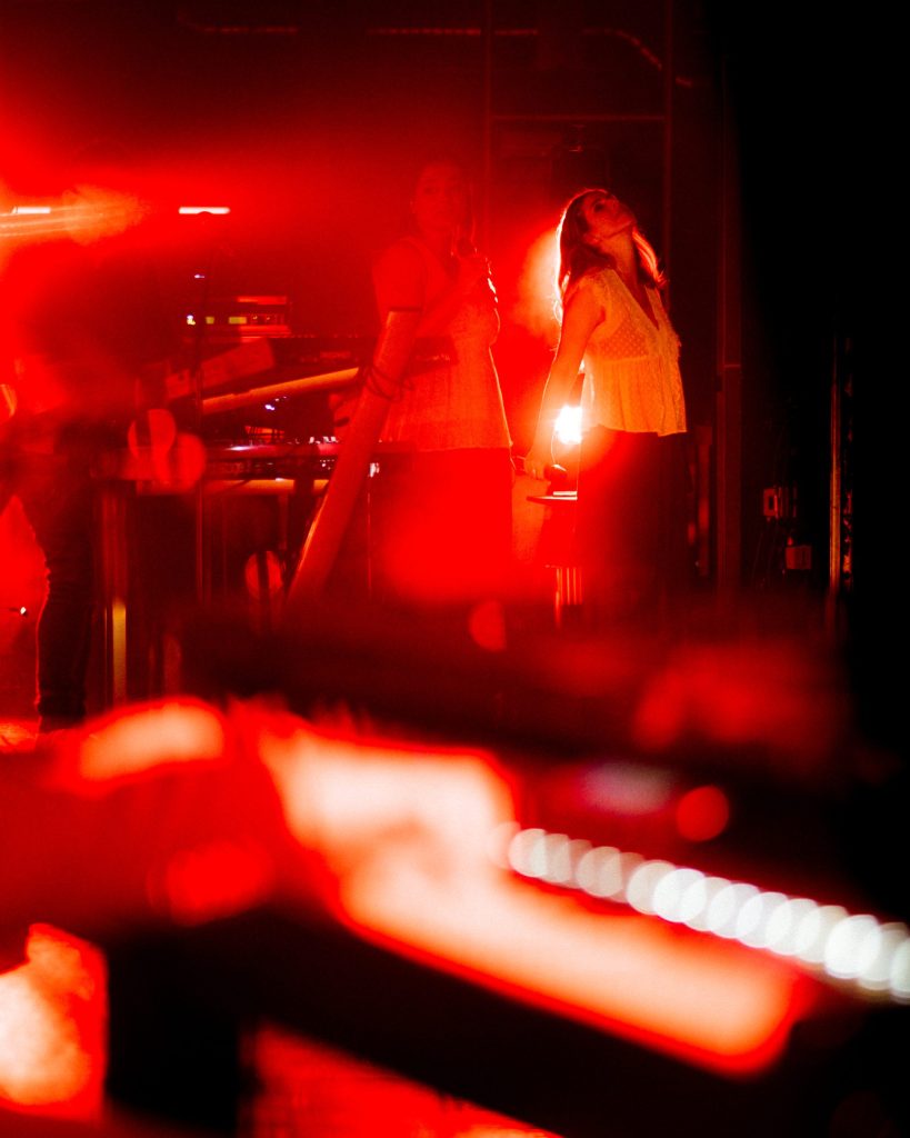 Back vocals de Pedro Abrunhosa no Quartel das Artes, Oliveira do Bairro, Aveiro, em 2025. Fotografia de A Patricia das Fotos, XPECTRUM.