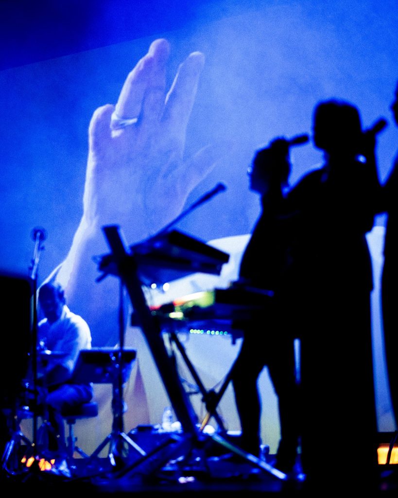 Imagem da mão de Papa Francisco no concerto do Pedro Abrunhosa no Quartel das Artes, Oliveira do Bairro, Aveiro, em 2025. Fotografia de A Patricia das Fotos, XPECTRUM.
