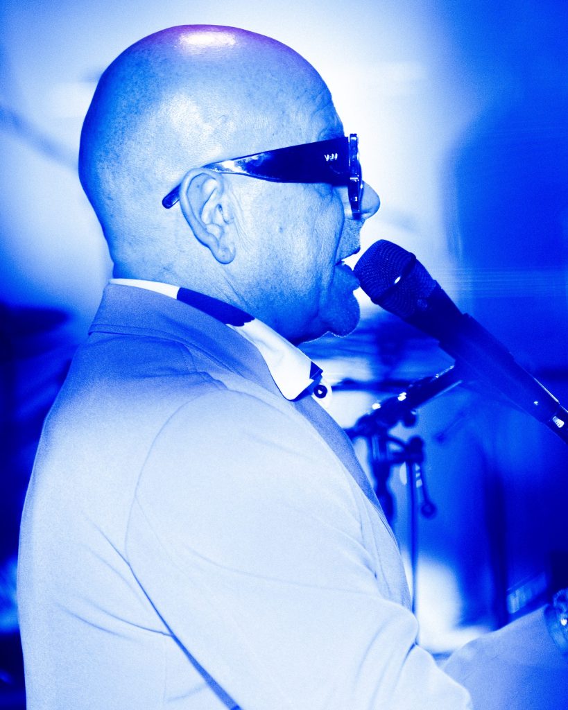 Pedro Abrunhosa a cantar no Quartel das Artes, Oliveira do Bairro, Aveiro, em 2025. Fotografia de A Patricia das Fotos, XPECTRUM.