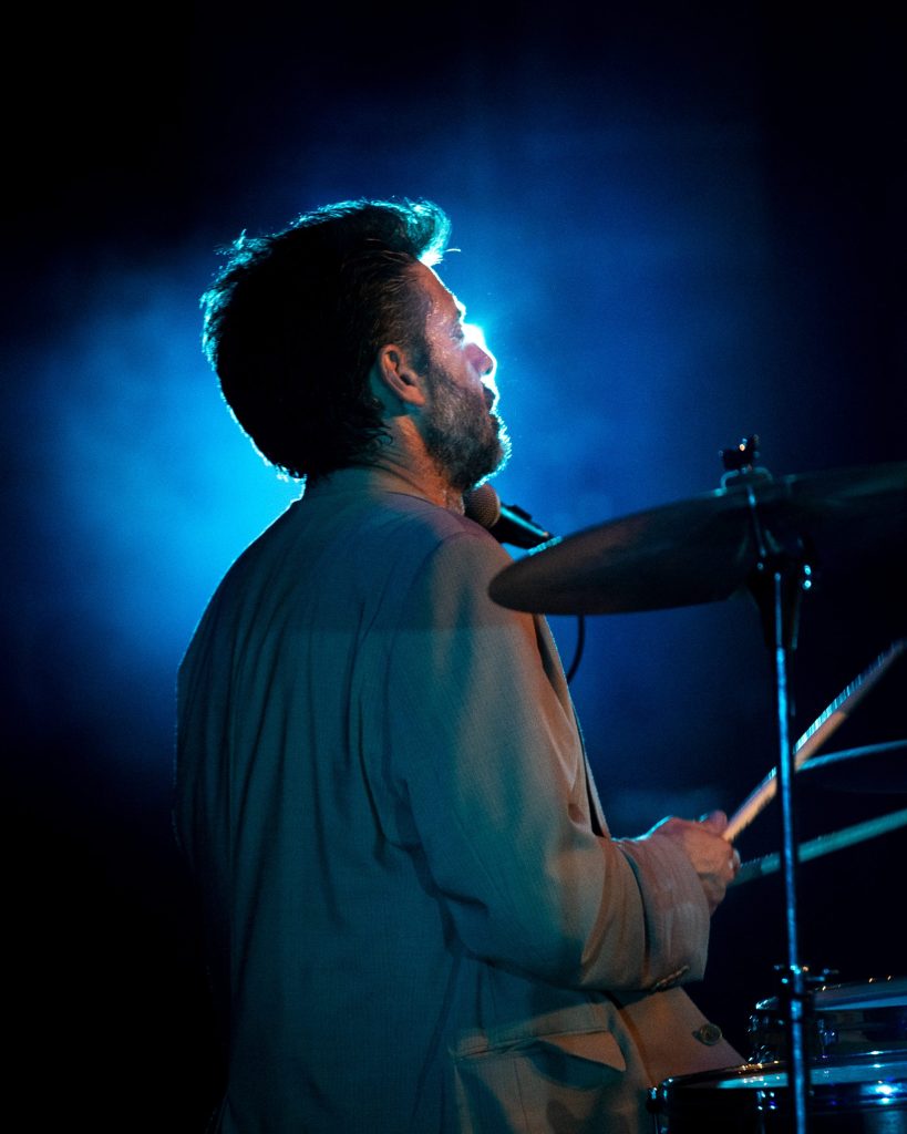 Baterista de Peter Storm & The Blues Society no Quartel das Artes, Oliveira do Bairro, Aveiro, em 2025. Fotografia de A Patricia das Fotos, XPECTRUM.
