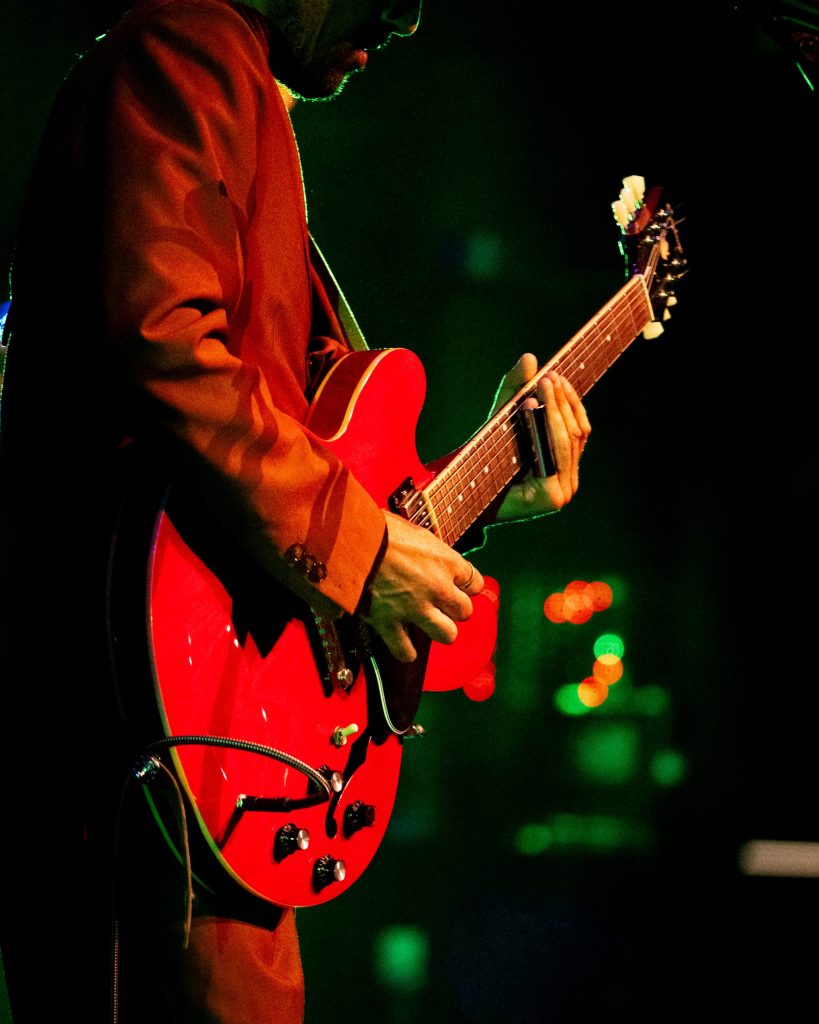 Guitarra de Peter Storm & The Blues Society no Quartel das Artes, Oliveira do Bairro, Aveiro, em 2025. Fotografia de A Patricia das Fotos, XPECTRUM.