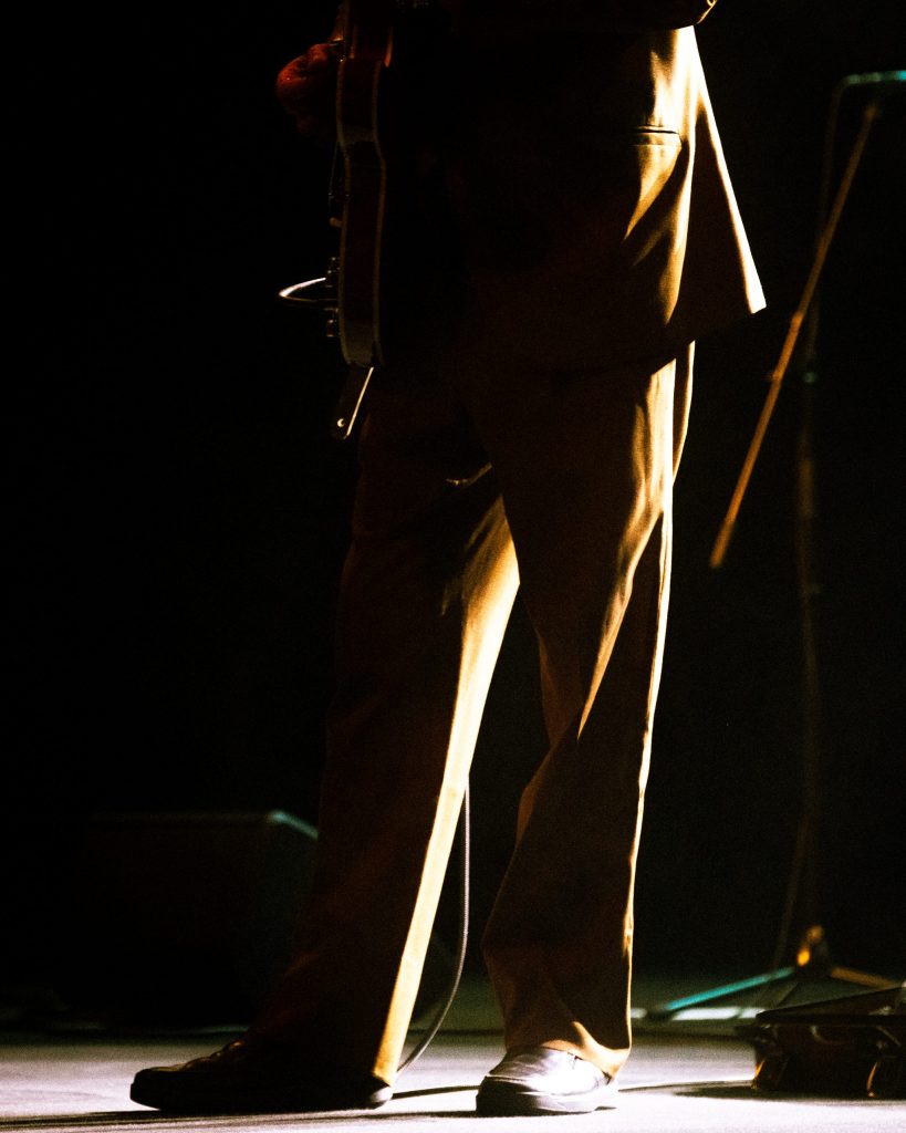 Pormenor vocalista de Peter Storm & The Blues Society no Quartel das Artes, Oliveira do Bairro, Aveiro, em 2025. Fotografia de A Patricia das Fotos, XPECTRUM.