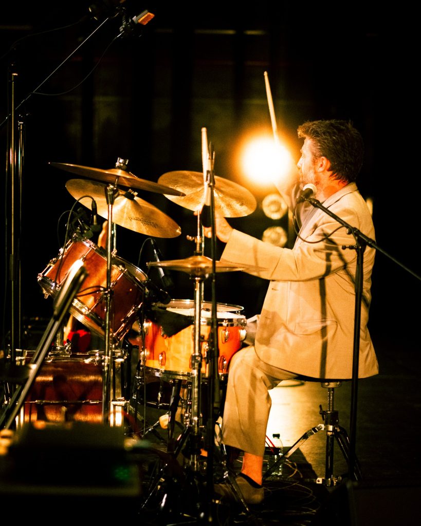 Bateria de Peter Storm & The Blues Society no Quartel das Artes, Oliveira do Bairro, Aveiro, em 2025. Fotografia de A Patricia das Fotos, XPECTRUM.