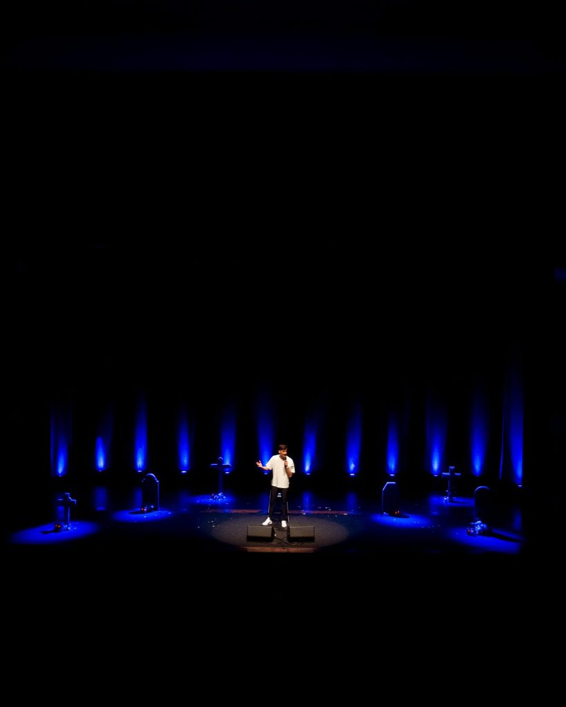 Registos de António Raminhos no Hu'morde-me, no Quartel das Artes, em Oliveira do Bairro, Aveiro, em 2025. Fotografia de A Patricia das Fotos, XPECTRUM.