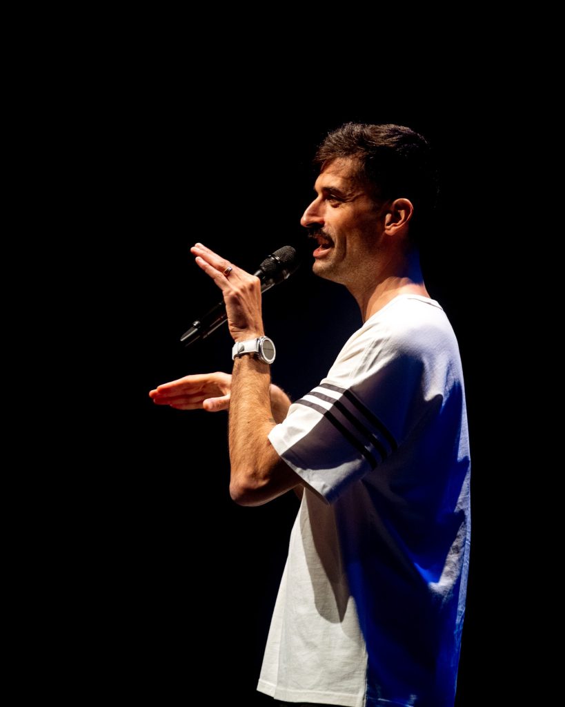 Humorista António Raminhos no Hu'morde-me, no Quartel das Artes, em Oliveira do Bairro, Aveiro, em 2025. Fotografia de A Patricia das Fotos, XPECTRUM.