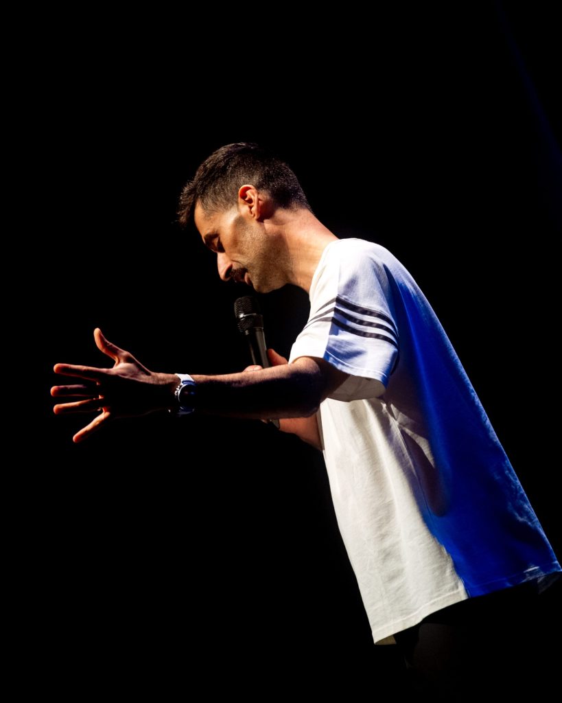 António Raminhos ao vivo no Hu'morde-me, no Quartel das Artes, em Oliveira do Bairro, Aveiro, em 2025. Fotografia de A Patricia das Fotos, XPECTRUM.