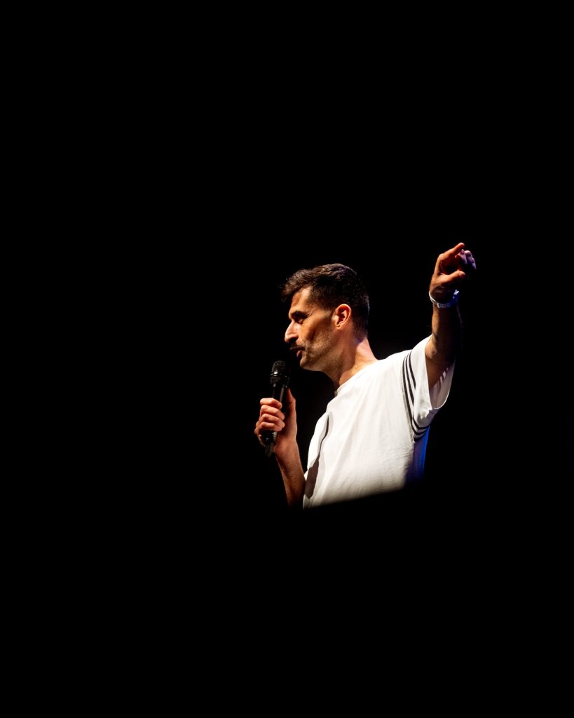 Stand-up de António Raminhos no Hu'morde-me, no Quartel das Artes, em Oliveira do Bairro, Aveiro, em 2025. Fotografia de A Patricia das Fotos, XPECTRUM.