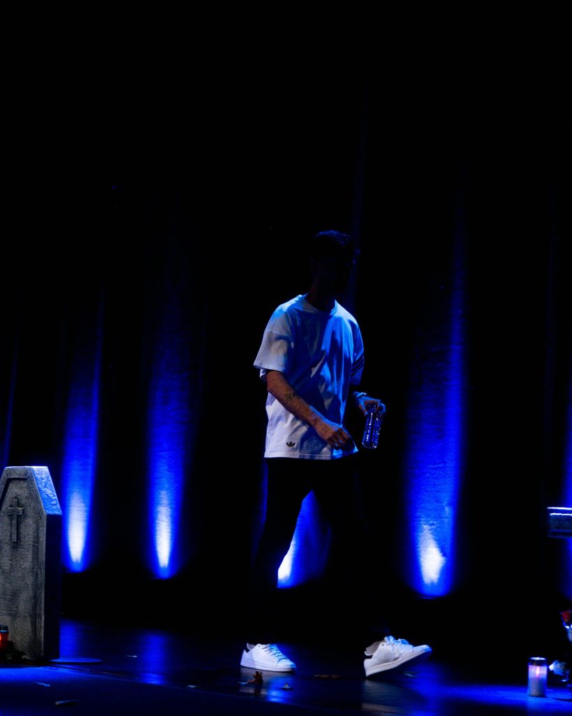 António Raminhos durante o show Hu'morde-me, no Quartel das Artes, em Oliveira do Bairro, Aveiro, em 2025. Fotografia de A Patricia das Fotos, XPECTRUM.