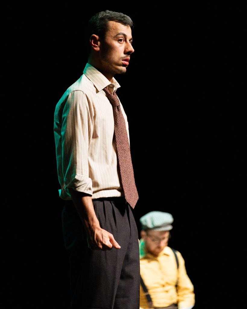 Palco da peça Sombras de Uma Azinheira no Quartel das Artes, Oliveira do Bairro, Aveiro, em 2025. Fotografia de A Patricia das Fotos, XPECTRUM.