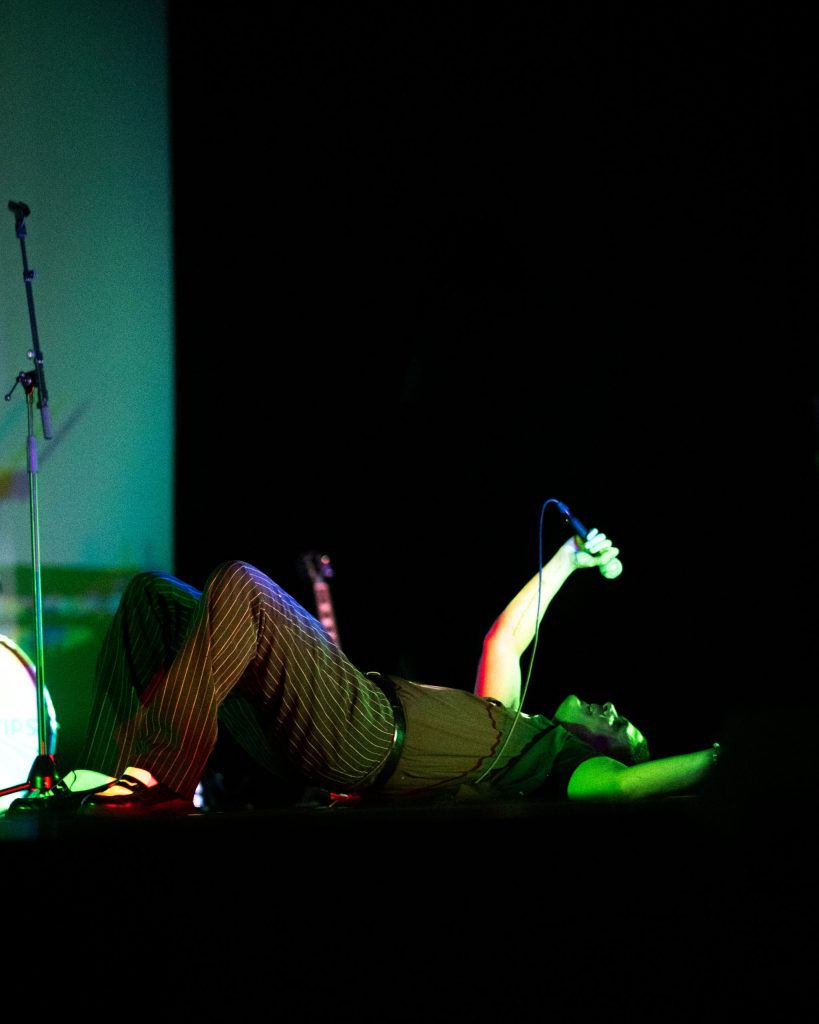 Músico dos Fingertips em performance ao vivo