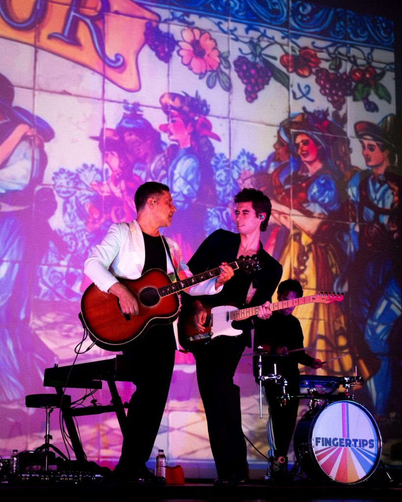 Momento musical no concerto dos Fingertips.
