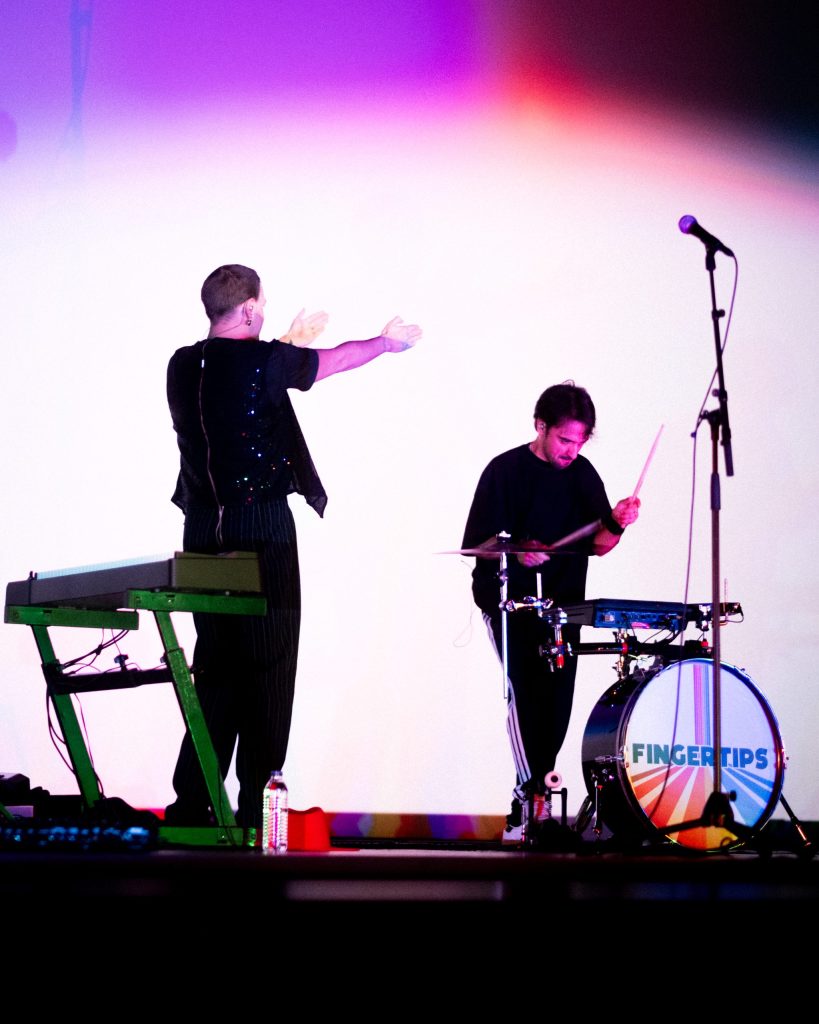 Performance ao vivo do grupo musical Fingertips.