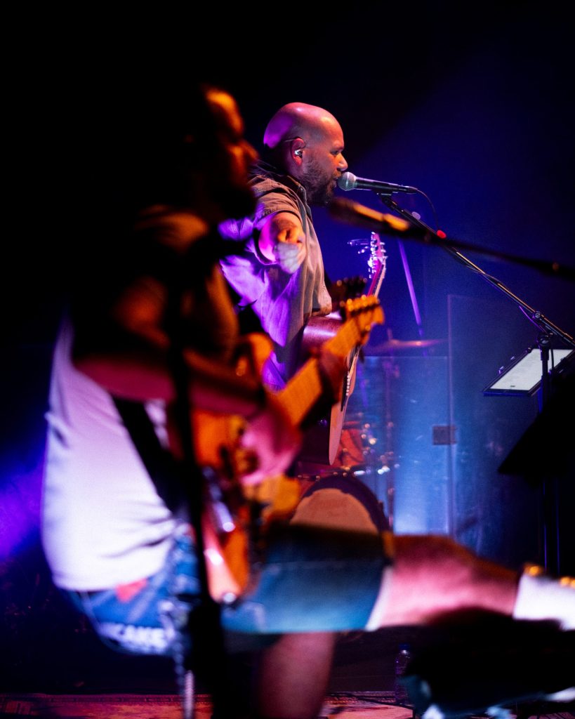 Músicos da banda PAMA em palco.