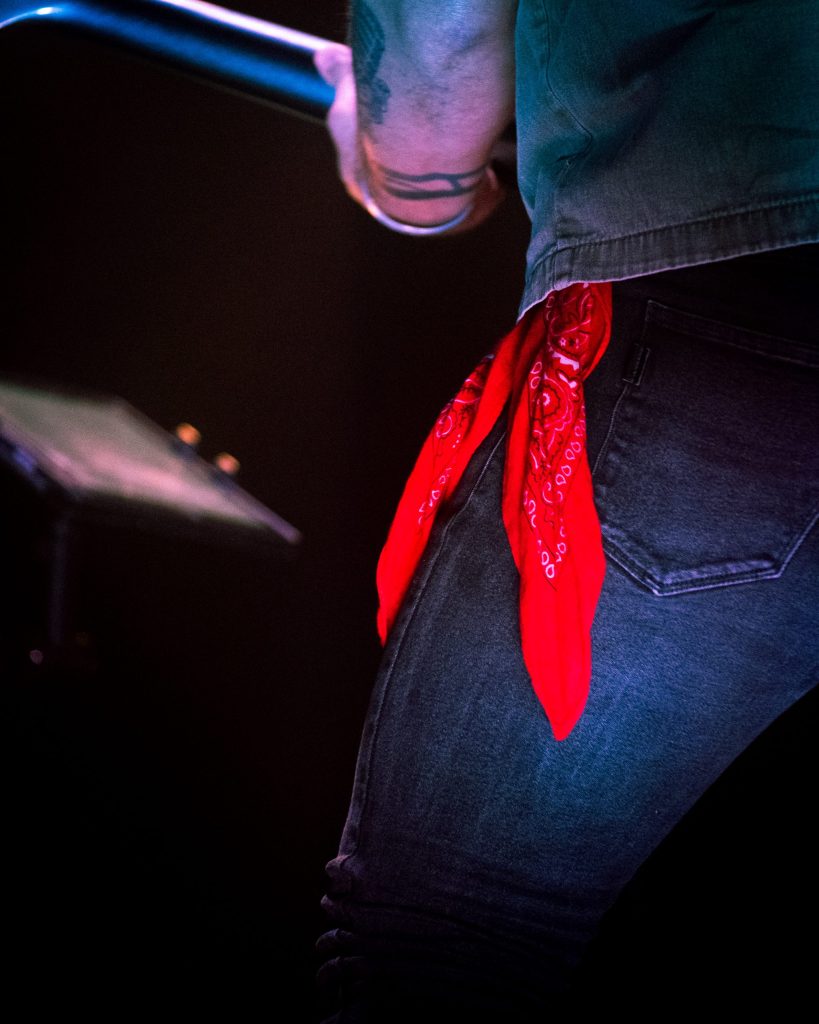 Detalhe da performance dos PAMA ao vivo.