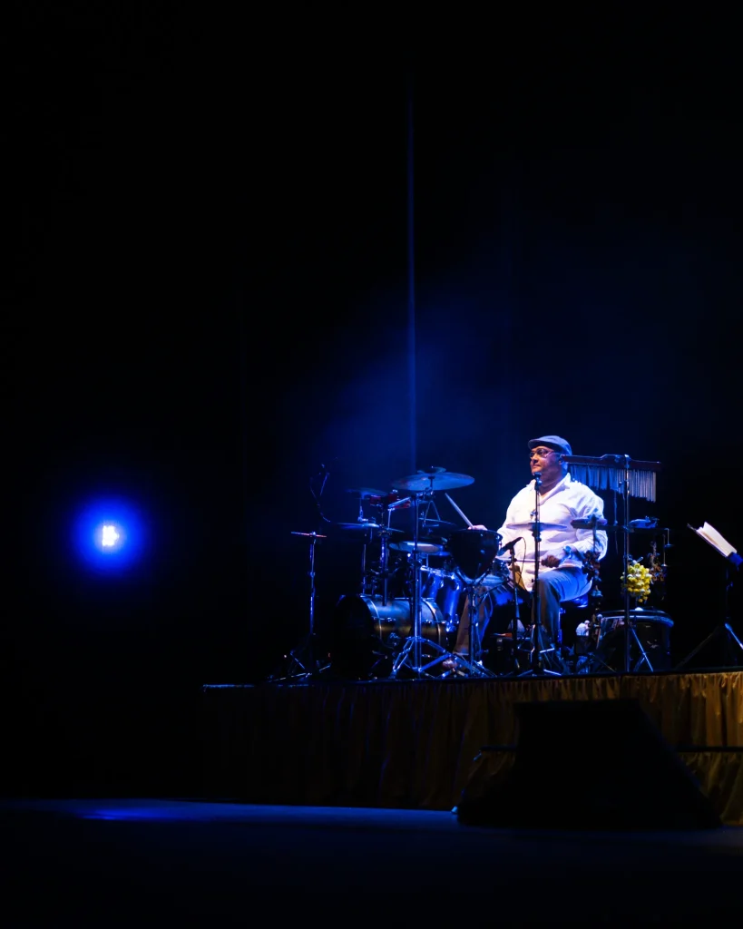 Baterista a tocar no palco do Quartel das Artes durante o concerto de Luís Trigacheiro em 2025, iluminado por um foco azul — xpectrum fotografia de concertos.