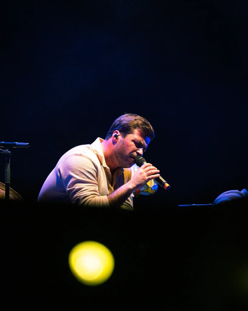 Plano aproximado de Luís Trigacheiro a cantar, durante o concerto no Quartel das Artes em 2025 — xpectrum fotografia de concertos.