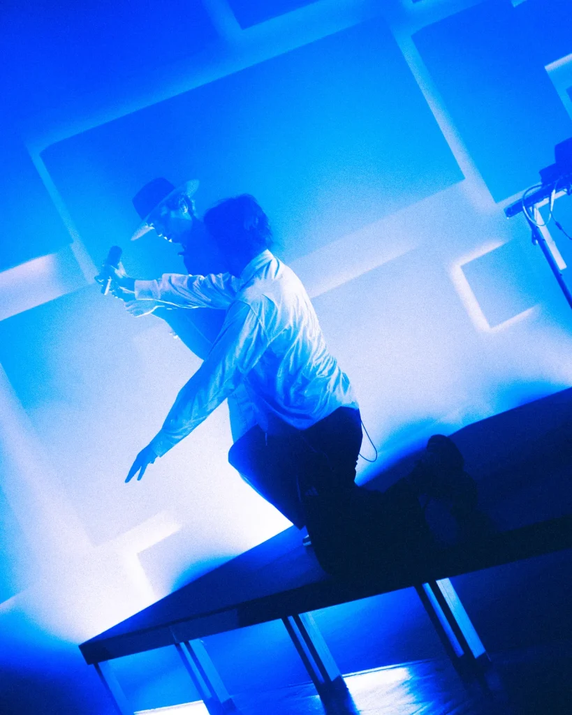 António Bastos em momento dramático sob luz azul intensa no palco do Quartel das Artes em 2026