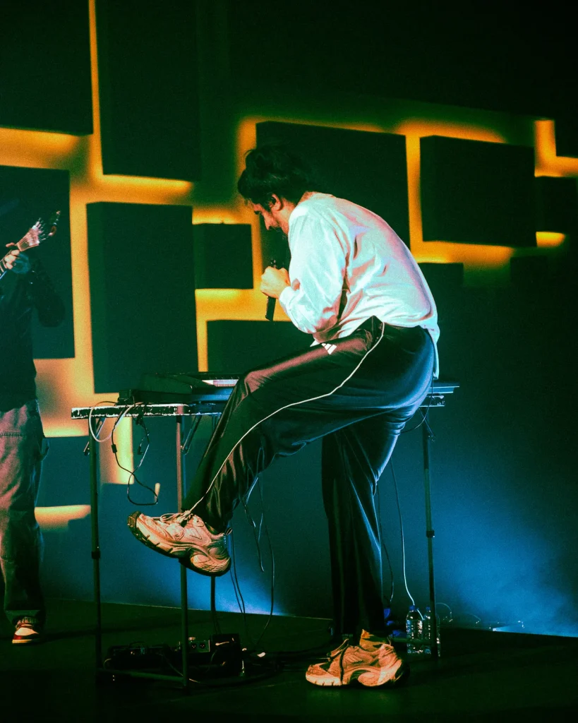 António Bastos sentado sobre teclado em momento intimista no concerto no Quartel das Artes em 2026