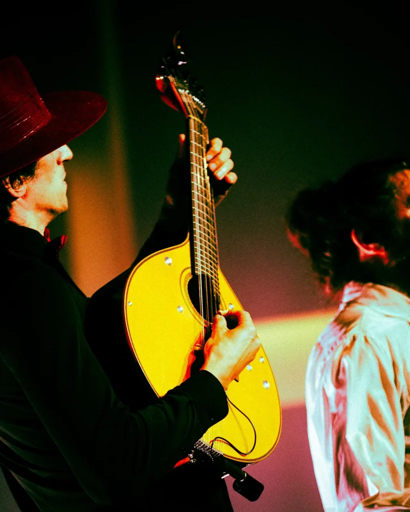 Pormenor das mãos de António Bastos a tocar viola portuguesa amarela em concerto no Quartel das Artes em 2026