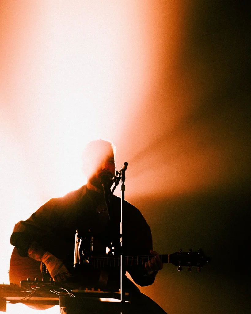 Diogo Piçarra em silhueta etérea com guitarra no Soam as Guitarras 2026, Quartel das Artes