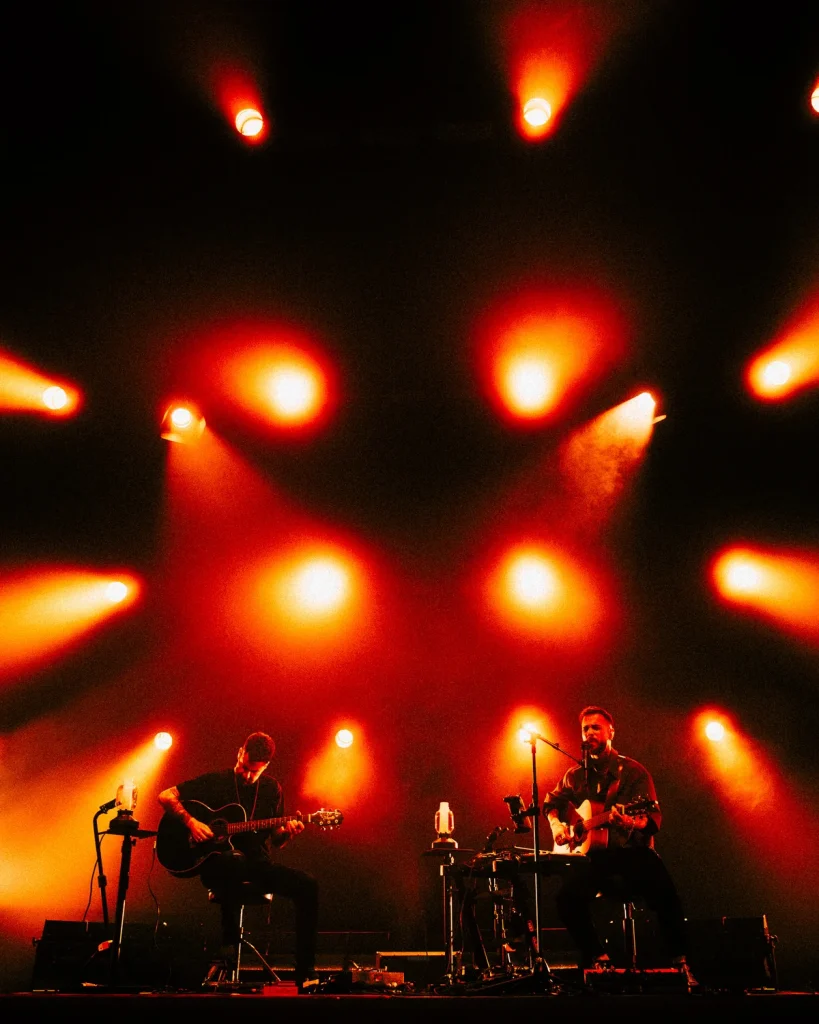 Diogo Piçarra e Xico Aragão no palco com cenário de luzes circulares no Soam as Guitarras 2026, Quartel das Artes