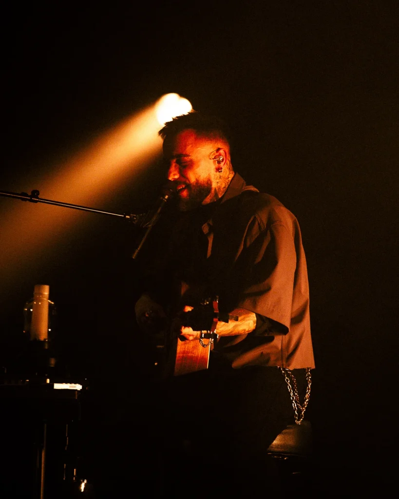 Diogo Piçarra a cantar de perfil ao microfone com guitarra no Soam as Guitarras, Quartel das Artes 2026