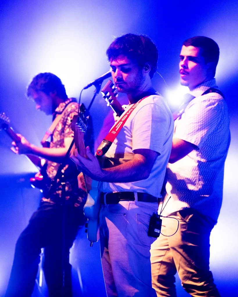 Duque Província lado a lado com guitarras envolto em luz violeta e azul no palco do Quartel das Artes em 2025, fotografia de concertos xpectrum.