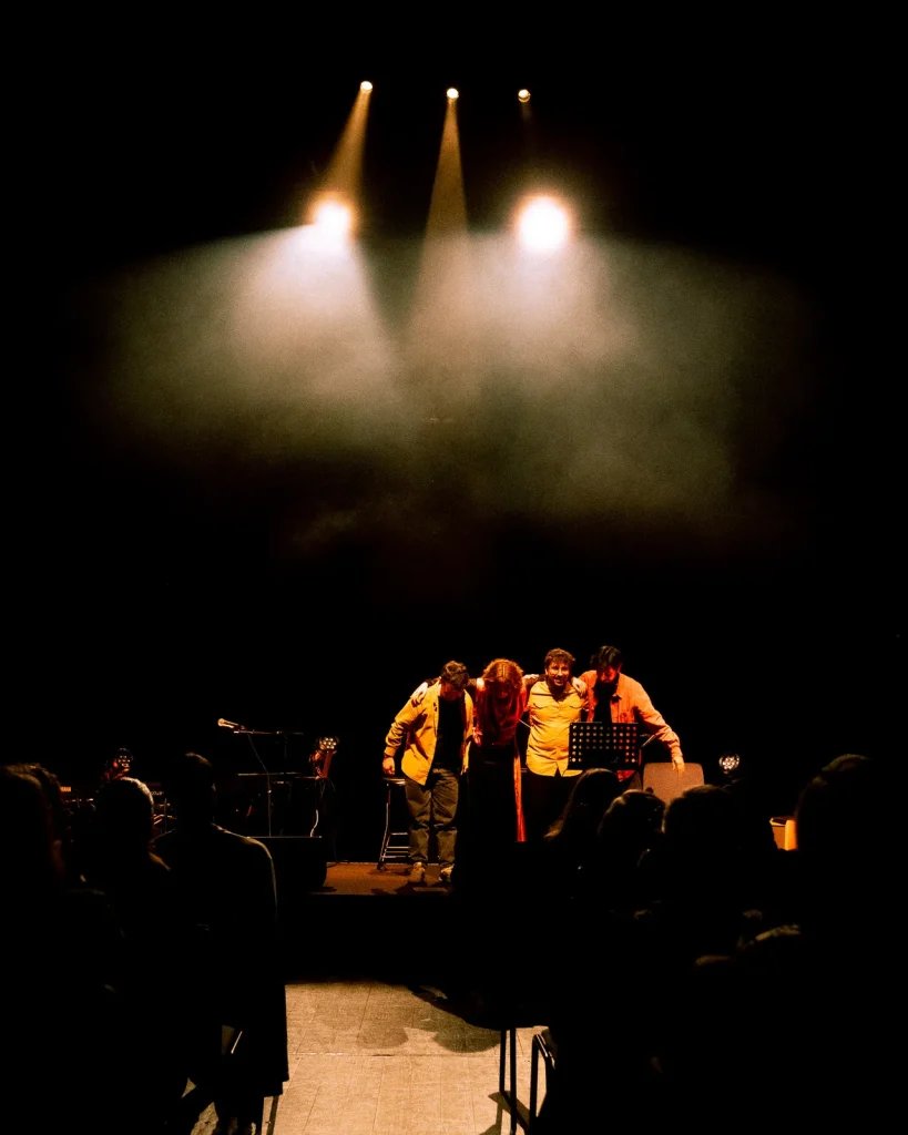 Equinócio com convidados em vénia final ao público sob luzes cenográficas no palco do Quartel das Artes 2025