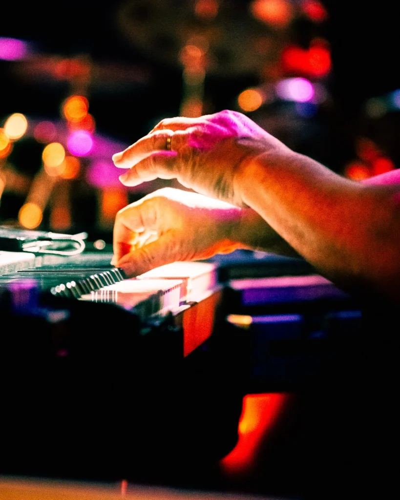 Plano de detalhe das mãos a tocar piano em concerto dos Tributus, tributo a Pink Floyd no Quartel das Artes, 2025