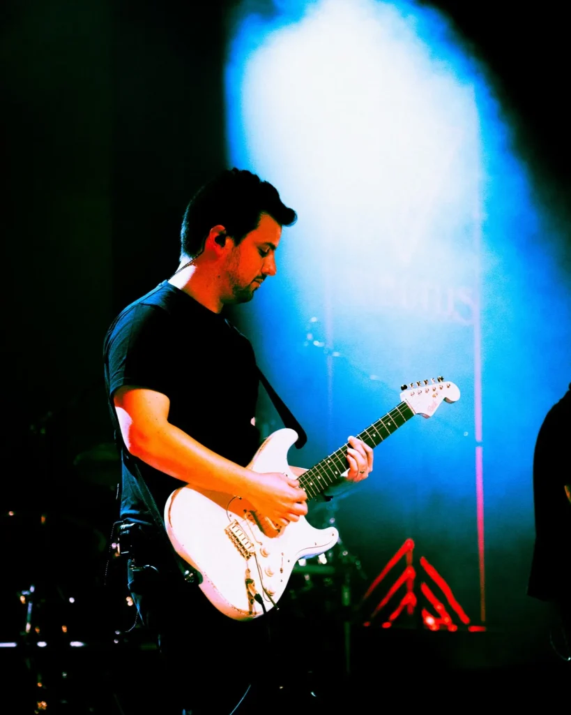Guitarrista dos Tributus com Fender Stratocaster branca e fumo azul — concerto tributo a Pink Floyd no Quartel das Artes