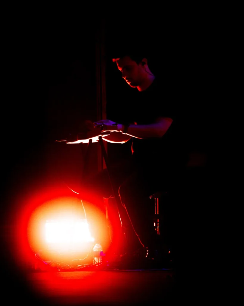Tecladista dos Tributus em silhueta com lente vermelha estilo "Dark Side of the Moon" — Quartel das Artes, 2025